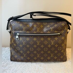 Louis Vuitton
Monogram Macassar Torres GM w/Strap